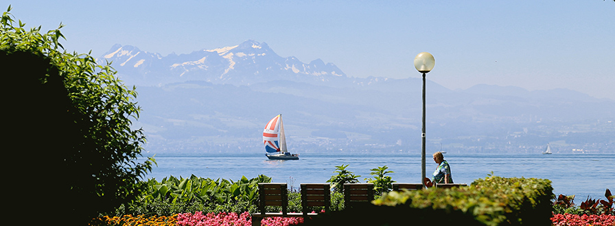 Strandcafe Langenargen Bodensee Seeblick Segelboot Berge